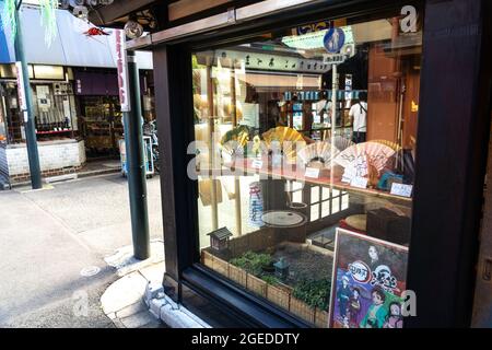 Le magasin traditionnel japonais artisanal d'Arai Bunsendo le long de la rue commerçante Nakamise dori à Asakusa, Tokyo, Japon. La boutique vend des fans de fabrication depuis le début du XIXe siècle. Banque D'Images