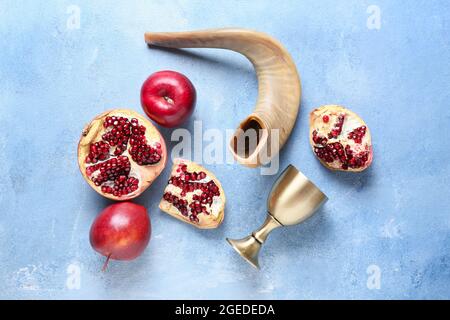 Shofar au gobelet sacramentel pour le vin et les fruits sur fond de couleur. Rosh hashanah (nouvel an juif) Banque D'Images