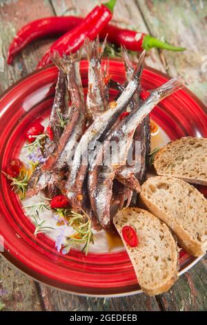 Présentation d'un plat à base d'anchois épicés Banque D'Images