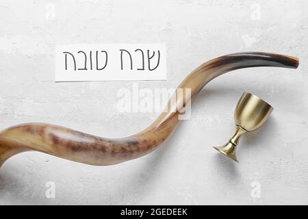 Shofar au gobelet sacramentel pour le vin sur fond de grunge. Rosh hashanah (nouvel an juif) Banque D'Images