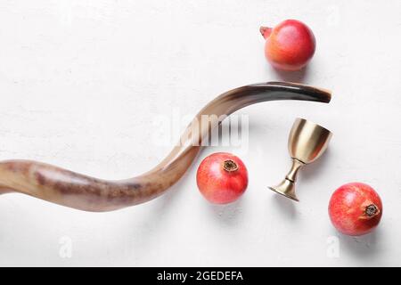 Shofar au gobelet sacramentel pour le vin et les grenades sur fond blanc. Rosh hashanah (nouvel an juif) Banque D'Images