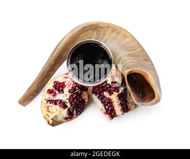 Shofar au gobelet sacramentel de vin et grenade sur fond blanc. Rosh hashanah (nouvel an juif) Banque D'Images