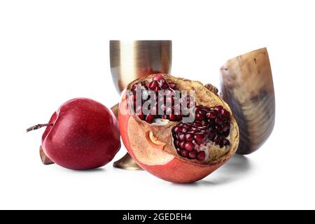 Shofar au gobelet sacramentel pour le vin et les fruits sur fond blanc. Rosh hashanah (nouvel an juif) Banque D'Images