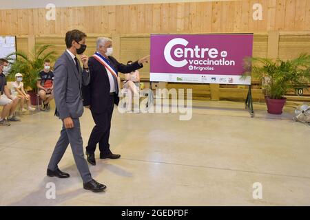 Brignoles, Var, France. 18 août 2020. Didier Bremond (R), maire de Brignoles et Gabriel Attal (L) porte-parole du Gouvernement lors d'une visite officielle au centre de vaccination de Brignoles. Le passe sanitaire pour les magasins et les restaurants est mis en œuvre progressivement depuis le début du mois d'août. L'objectif du gouvernement est d'avoir au moins 50 millions de personnes qui recevront leur première injection de vaccin Covid-19 d'ici la fin du mois d'août. Les fonctionnaires augmentent leurs visites dans les établissements de santé pour s'assurer que les règles sont appliquées et pour éclairer les professions touchées par la nouvelle va Banque D'Images