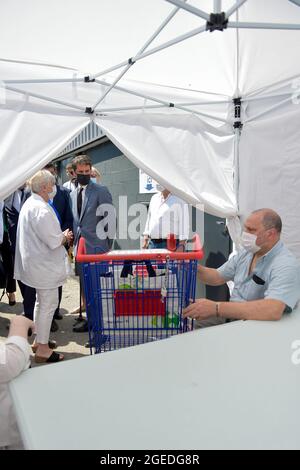 Gabriel Attal (porte-parole du gouvernement) s'entretient avec une infirmière en charge du test de réaction en chaîne par polymérase (PCR) pour le covid-19 à l'entrée d'une zone commerciale. Le passe sanitaire pour les magasins et les restaurants est mis en œuvre progressivement depuis le début du mois d'août. L'objectif du gouvernement est d'avoir au moins 50 millions de personnes qui recevront leur première injection de vaccin Covid-19 d'ici la fin du mois d'août. Les fonctionnaires augmentent leurs visites dans les établissements de santé pour s'assurer que les règles sont appliquées et pour éclairer les professions touchées par les nouvelles exigences de vaccination Banque D'Images