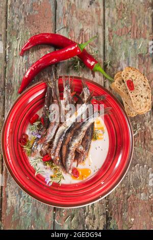 Présentation d'un plat à base d'anchois épicés Banque D'Images