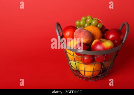 Panier de fruits frais sur fond de couleur Banque D'Images