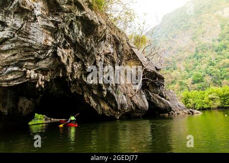 Kayak à travers l'île de la Manche dans un lagon profond entouré par la forêt de mangroves vertes. Parc national de Thale Ban, Thaïlande du Sud. Banque D'Images