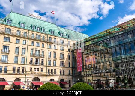 BERLIN, GER - 29 JUILLET 2021 - Hôtel Adlon Kempinski et Akademie der Künste à Berlin, Pariser Platz. Banque D'Images