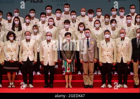 Hong Kong, Chine. 19 août 2021. Carrie Lam (C), chef de la direction de Hong Kong, et la délégation olympique de Hong Kong posent pour une photo lors de la cérémonie de célébration de six médailles remportées lors des récents Jeux Olympiques de Tokyo en 2020. (Photo par Miguel Candela/SOPA Images/Sipa USA) crédit: SIPA USA/Alay Live News Banque D'Images