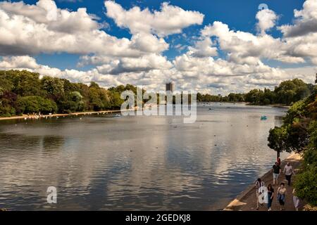 LONDON HYDE PARK LE LONG DE L'EAU EN SERPENTIN À L'EST EN ÉTÉ Banque D'Images