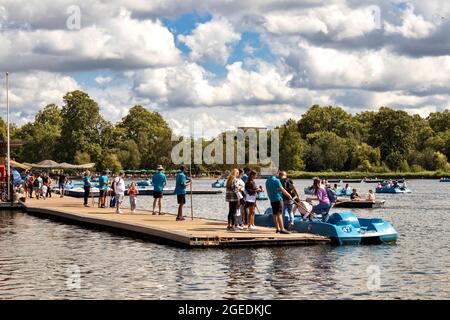 LONDON HYDE PARK LE PÉDALOS EN SERPENTIN ET LES BATEAUX SUR L'EAU Banque D'Images