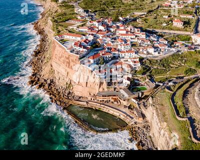 Vue aérienne d'Azenhas do Mar, petite commune le long de la côte portugaise sauvage, Colares, Portugal Banque D'Images