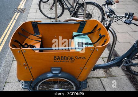 Un vélo électrique courbe Babboe stationné dans une zone de vélo à l'extérieur de Marks and spicers sur la rue de cheval rampant Norwich Banque D'Images