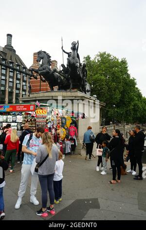 Une sculpture en bronze de la reine celtique Boudicca et de sa fille à cheval sur un char tiré par un cheval près du pont de Westminster à Londres, Angleterre, U.K. Banque D'Images