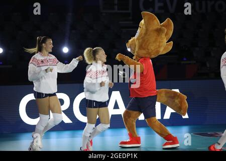 Joueurs croates entrant dans la salle de sport avant CEV EuroVolley 2021 jeu de volleyball féminin entre la Croatie et la Suisse - salle Kresimir Cosic à Zadar, Croatie Banque D'Images