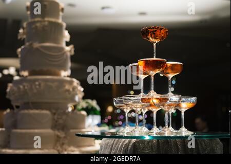 petite tour de coupe de champagne lors de la réception de mariage Banque D'Images