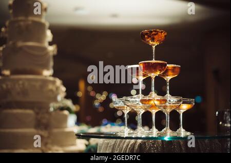 petite tour de coupe de champagne lors de la réception de mariage Banque D'Images