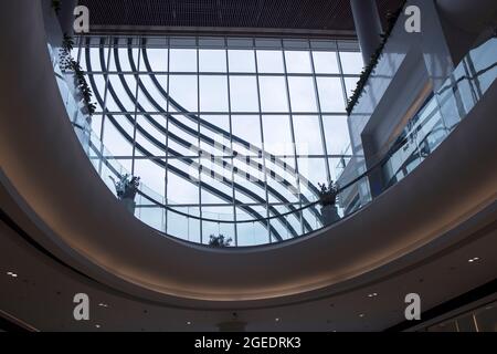 Moscou, Russie - 20 juillet 2021, centre commercial moderne en verre et en béton Riviera. Intérieur Banque D'Images