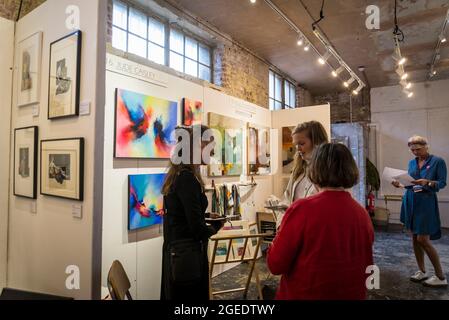 Roy's Art Fair, foire artistique annuelle, galerie Oxo Tower Bargehouse, Londres, Angleterre, Royaume-Uni Banque D'Images