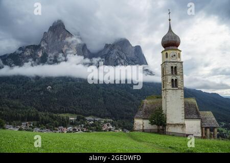 Église Saint-Valentin, Seis am Schlern, Italie. Schlern montagne avec des nuages pluvieux en arrière-plan Banque D'Images