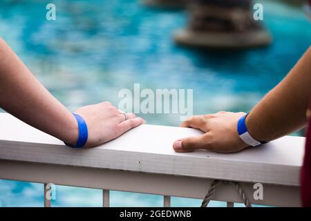 19 août 2021, Bade-Wurtemberg, Rust: Les visiteurs d'Europa-Park portent des bracelets qui les identifient comme testés, vaccinés ou convalescents. Photo: Philipp von Ditfurth/dpa Banque D'Images