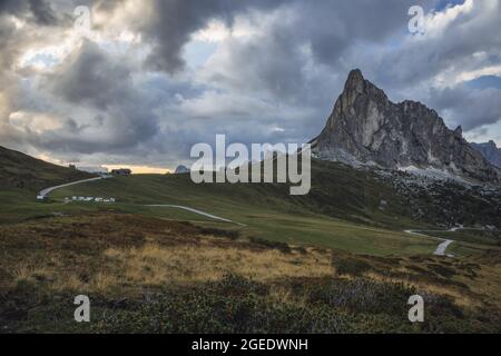 Col de Giau, haut col alpin, destination de voyage populaire dans les Dolomites, Italie Banque D'Images