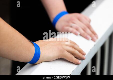 19 août 2021, Bade-Wurtemberg, Rust: Les visiteurs d'Europa-Park portent des bracelets qui les identifient comme testés, vaccinés ou convalescents. Photo: Philipp von Ditfurth/dpa Banque D'Images