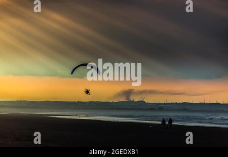 Parapente motorisée au-dessus de Coatham Beach, Redcar, North Yorkshire, Angleterre, Royaume-Uni Banque D'Images