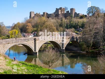 Ludlow Castle surplombe la rivière et pont Dinham Tgem, Shropshire. Banque D'Images