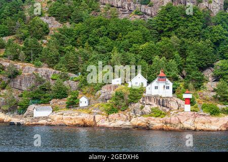 Vue sur le phare Odderøya FYR près de Kristiansand en Norvège. Banque D'Images