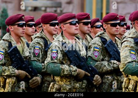 Kiev, Ukraine. 18 août 2021. KIEV, UKRAINE - 18 AOÛT : les unités des forces armées ukrainiennes participent à une répétition du défilé militaire à l'occasion du jour de l'indépendance, dans la rue Khreschatyk à Kiev, en Ukraine, le 18 août 2021. (Photo par Aleksandr Gusev/Pacific Press/Sipa USA) crédit: SIPA USA/Alay Live News Banque D'Images