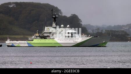 Falmouth Harbour, Cornwall, Royaume-Uni. 19 août 2021. Le navire de patrouille de la Marine royale HMS Severn P282 part du port de Falmouth dans sa nouvelle décoration de camouflage « Western Approvers », utilisée pour la première fois sur les navires de la Seconde Guerre mondiale. La décoration est un hommage à tous les marins qui sont morts et qui se sont battus à la bataille de l'Atlantique. HMS Severn sera mis en service le 28 août 2021 crédit: Bob Sharples/Alay Live News Banque D'Images