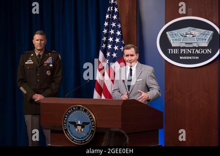 Arlington, États-Unis d'Amérique. 19 août 2021. Le secrétaire de presse du Pentagone, John Kirby, à droite, prend la parole lors d'un briefing de presse sur la situation en Afghanistan en tant que directeur adjoint de l'état-major conjoint des opérations régionales, le général Hank Taylor, regarde le Pentagone le 19 août 2021 à Arlington, en Virginie. Credit: Planetpix/Alamy Live News Banque D'Images