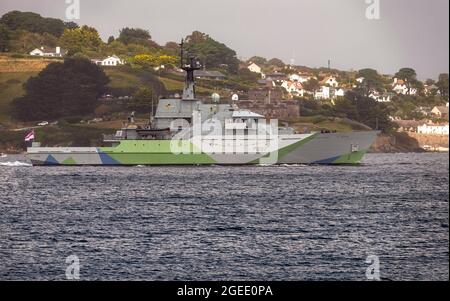 Falmouth Harbour, Cornwall, Royaume-Uni. 19 août 2021. Le navire de patrouille de la Marine royale HMS Severn P282 part du port de Falmouth dans sa nouvelle décoration de camouflage « Western Approvers », utilisée pour la première fois sur les navires de la Seconde Guerre mondiale. La décoration est un hommage à tous les marins qui sont morts et qui se sont battus à la bataille de l'Atlantique. HMS Severn sera mis en service le 28 août 2021 crédit: Bob Sharples/Alay Live News Banque D'Images