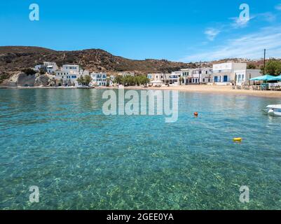 Kimolos île Psathi port Grèce. Paysage des Rocheuses, architecture des Cyclades, bâtiments traditionnels blanchis à la chaux boutiques café à la plage de sable de bord de mer, transp Banque D'Images