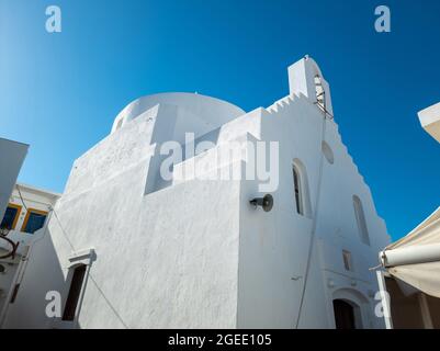 Église chrétienne orthodoxe grecque à l'île de Kythnos Grèce. Vue sur les murs blanchis à la chaux Chapelle chrétienne avec beffroi au village de Chora Cyclades archi Banque D'Images