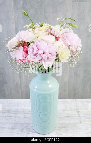 Bouquet rose de pivoines et roses dans une boîte en bois. Décoration d'intérieur Banque D'Images