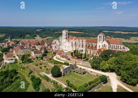 vue aérienne sur la basilique de vezelay sainte marie madeleine, qui appartient au patrimoine mondial de l'unesco Banque D'Images