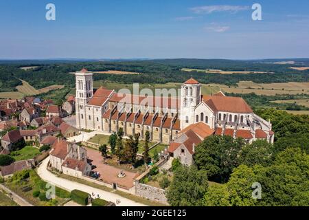 vue aérienne sur la basilique de vezelay sainte marie madeleine, qui appartient au patrimoine mondial de l'unesco Banque D'Images