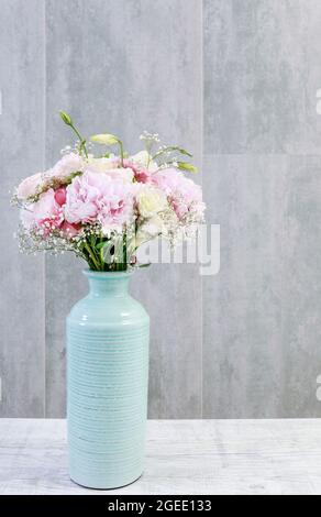 Bouquet rose de pivoines et roses dans une boîte en bois. Décoration d'intérieur Banque D'Images