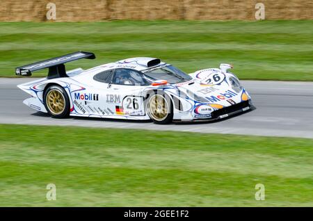 1998 voiture de course Porsche 911 GT1 primée au Mans, qui monte sur la piste de montée de la colline lors de l'événement de course automobile Goodwood Festival of Speed 2014. Banque D'Images