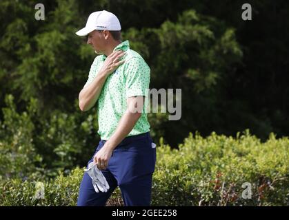 New York, États-Unis. 19 août 2021. Jordan Spieth réagit en se promenant jusqu'à la 16e boîte à tee du premier tour du Northern Trust 2021 dans le cadre des éliminatoires de la FedEx Cup au club de golf national Liberty de Jersey City, New Jersey, le jeudi 19 août 2021. Photo de John Angelillo/UPI crédit: UPI/Alay Live News Banque D'Images