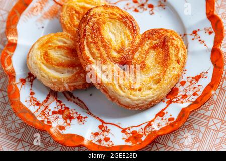 Biscuits Palmier – biscuits français en forme de coeur avec une croûte dorée Banque D'Images