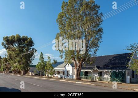 PRINCE ALBERT, AFRIQUE DU SUD - 20 AVRIL 2021 : une scène de rue, avec des maisons historiques, à Prince Albert, dans la province du Cap occidental Banque D'Images