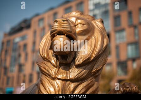 Détail de la magnifique statue de lion d'or dans le quartier de Koprubasi dans le centre-ville d'Eskisehir. Banque D'Images