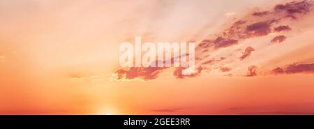 Admirez le coucher du soleil avec des rayons du soleil et des nuages spectaculaires. Scène panoramique de couleur orange, vue grand angle Banque D'Images
