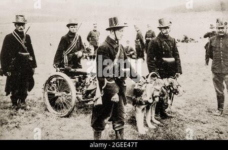 Ancienne photo montrant des carabiniers belges / infanterie légère de la première Guerre mondiale avec le mitrailleur Maxim tiré par des chiens du souverain belge en 1914 pendant la première Guerre mondiale Banque D'Images