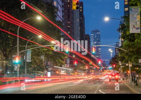 New York, NY, US- 15 août 2021 : pistes lumineuses dans les rues de la ville à l'heure bleue ou en début de soirée. Banque D'Images