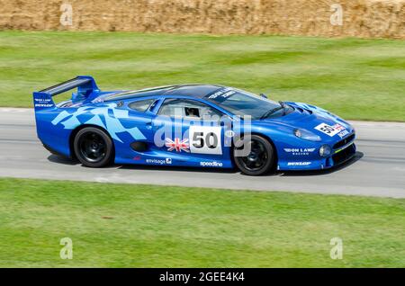 Jaguar XJ220 LM de Don Law Racing, une voiture de course qui monte sur la piste de montée de la colline lors de l'événement automobile Goodwood Festival of Speed 2014. Banque D'Images